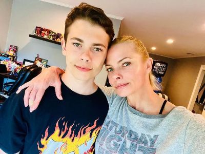 Jaime Pressly has her arms around Dezi James Calo as she is taking the selfie.